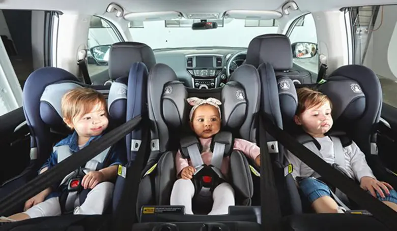 Nhà có 3 con nhưng xe nhỏ: Lắp ghế an toàn cho trẻ em như thế nào? 