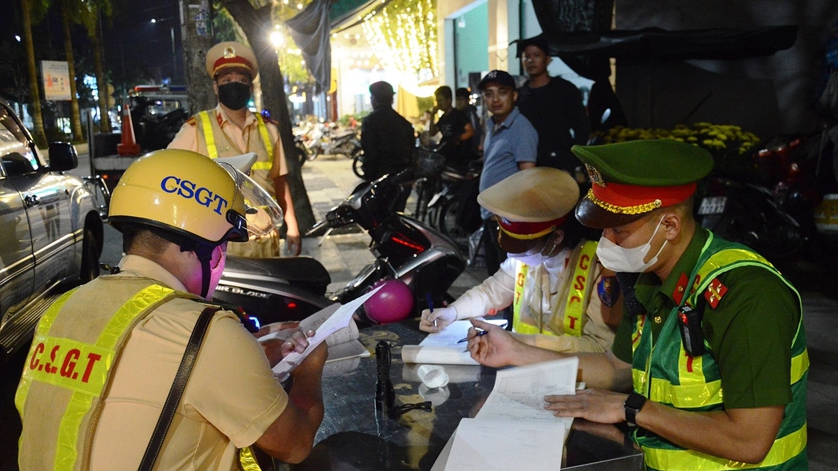 Mức phạt nồng độ cồn xe máy cao nhất 2025 là bao nhiêu?