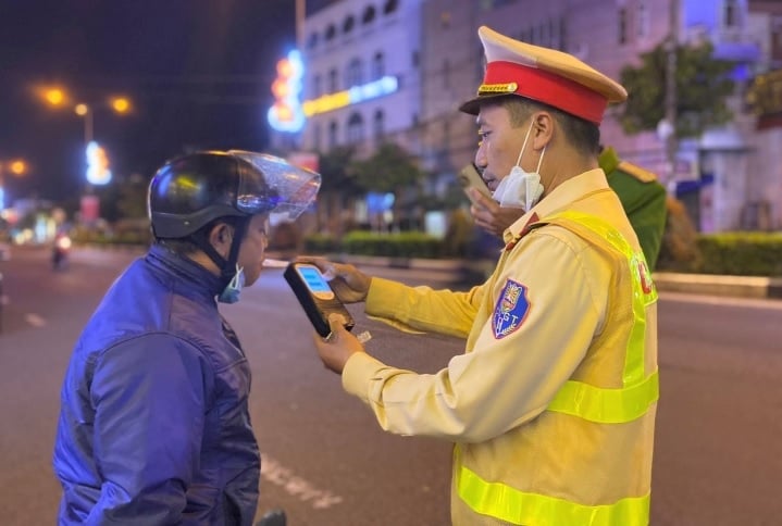 Mức phạt nồng độ cồn xe máy cao nhất 2025 là bao nhiêu?