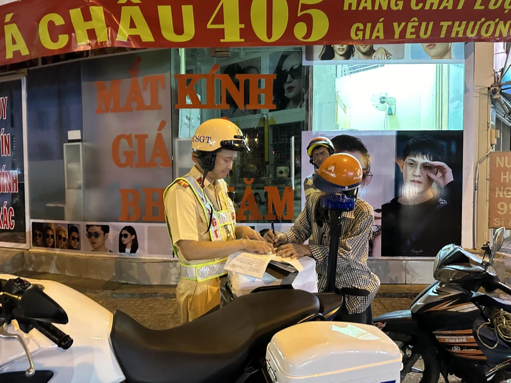 Chính thức: Từ 1-1-2026 khấu trừ lương để đóng phạt vi phạm giao thông |  Báo Pháp Luật TP. Hồ Chí Minh