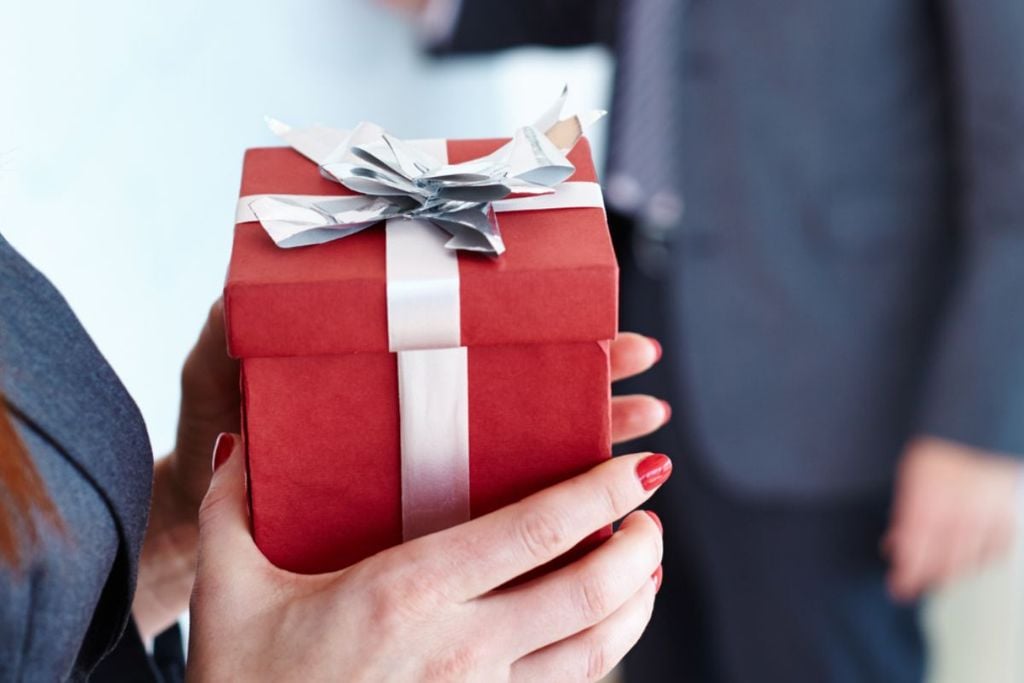 Luật sư có được thỏa thuận “hứa thưởng” với khách hàng không?